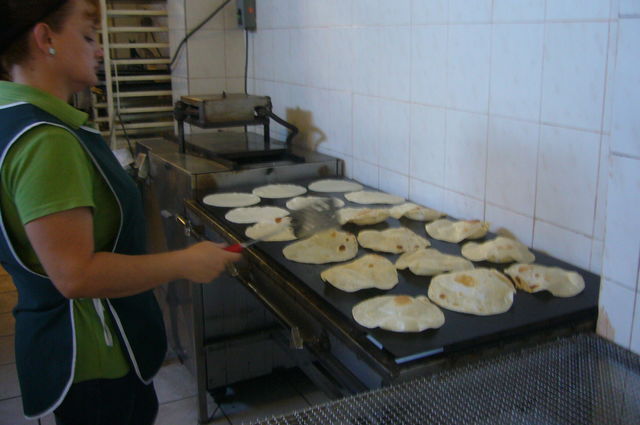 Es una preparación aplanada de harina de trigo, sin levadura. Forma parte del repertorio alimenticio de las cocinas regionales en todo el país, y en Baja Sur estan las mejores.