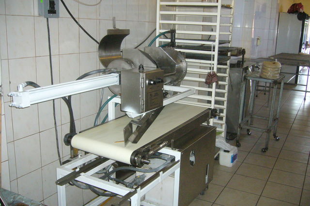 Maquinaria especializada para la produccion de tortillas de harina, estandarizando la calidad del producto.